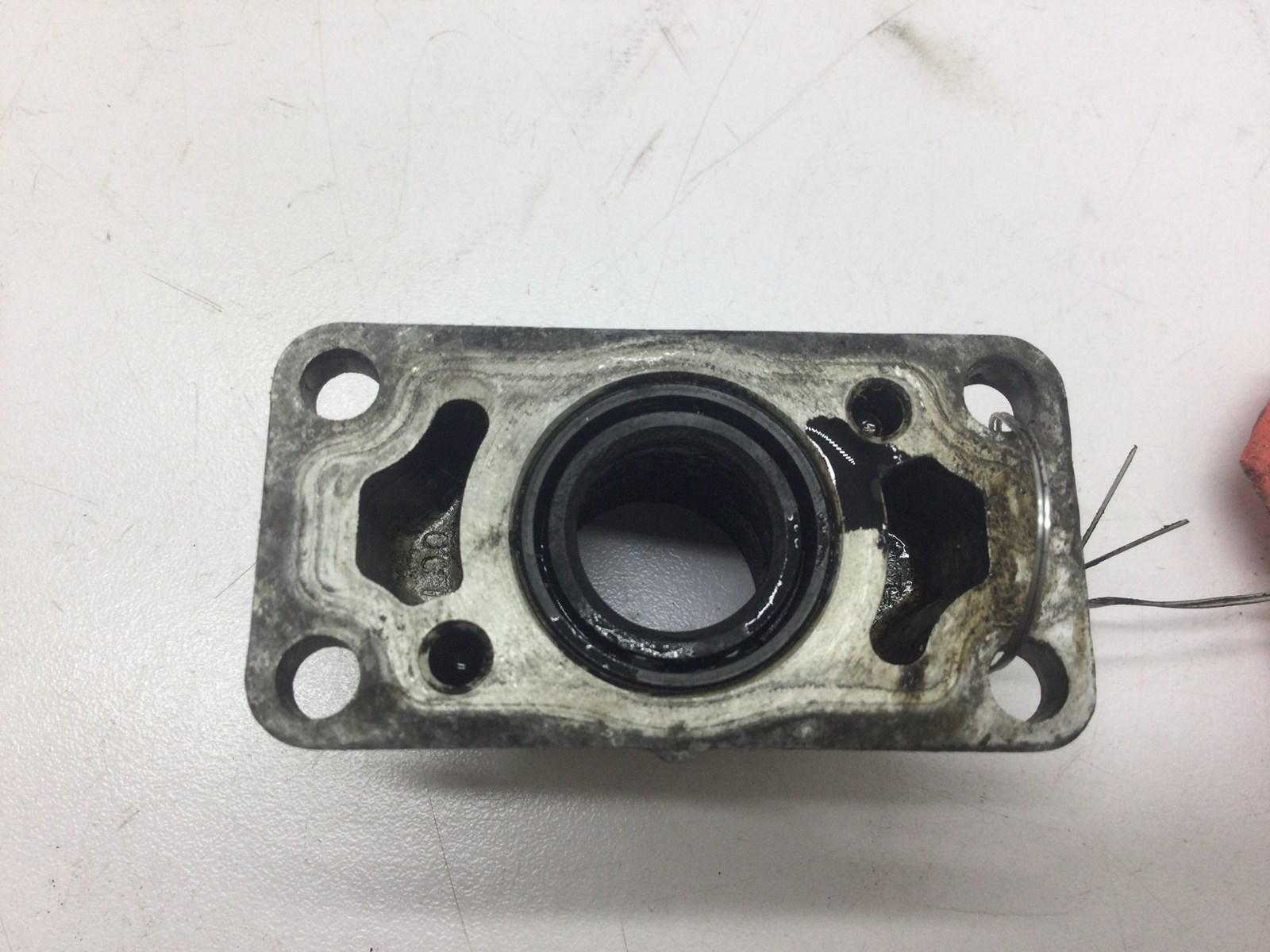 2001 Yamaha Holder 2 Power Valve - Image 4