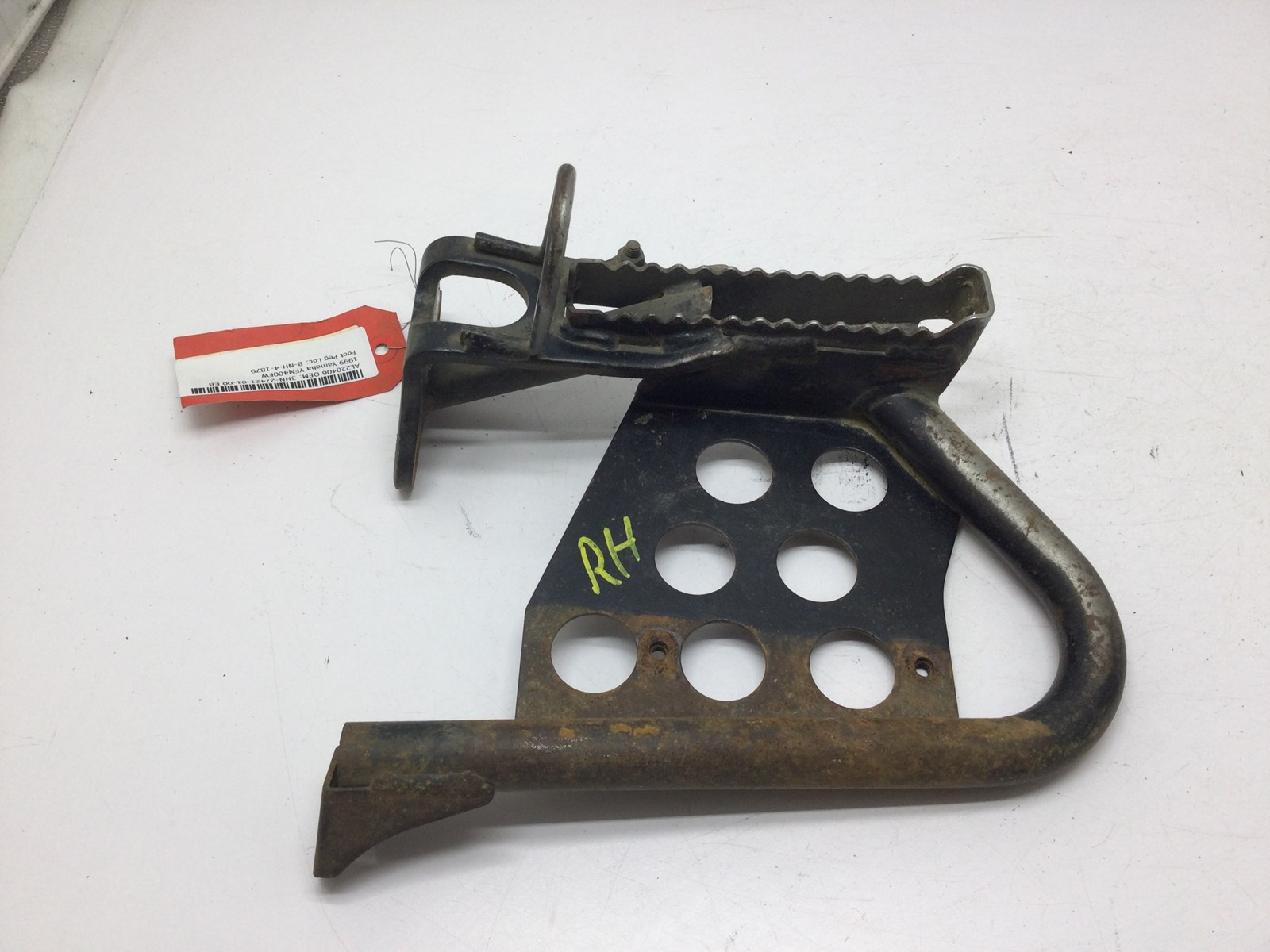 1999 Yamaha RH Footrest