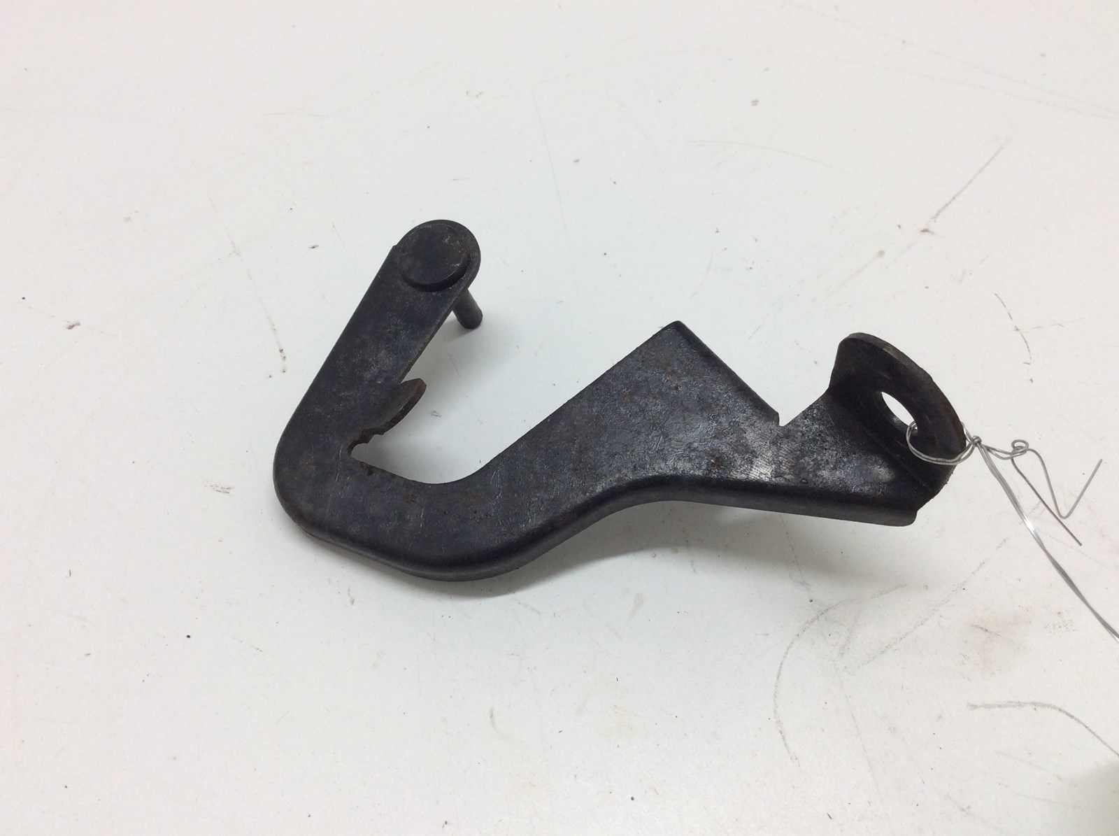 BRKT,LID HINGE- RH-PTD BLK