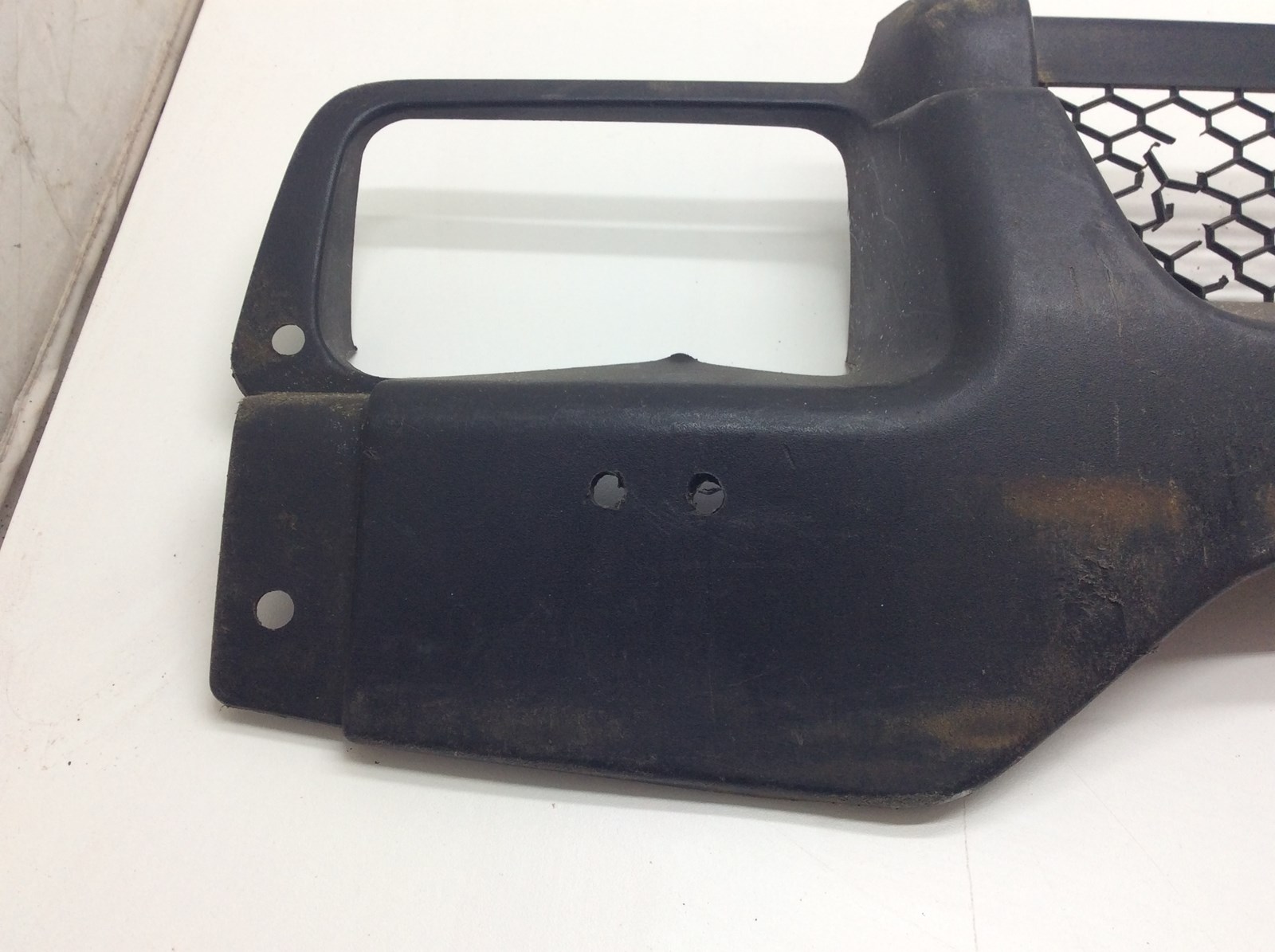 2004 Honda front grille - Image 3