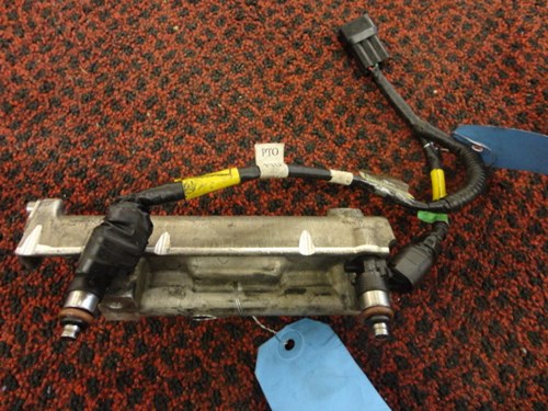 2012 Polaris fuel rail w/yellow injectors - Image 3