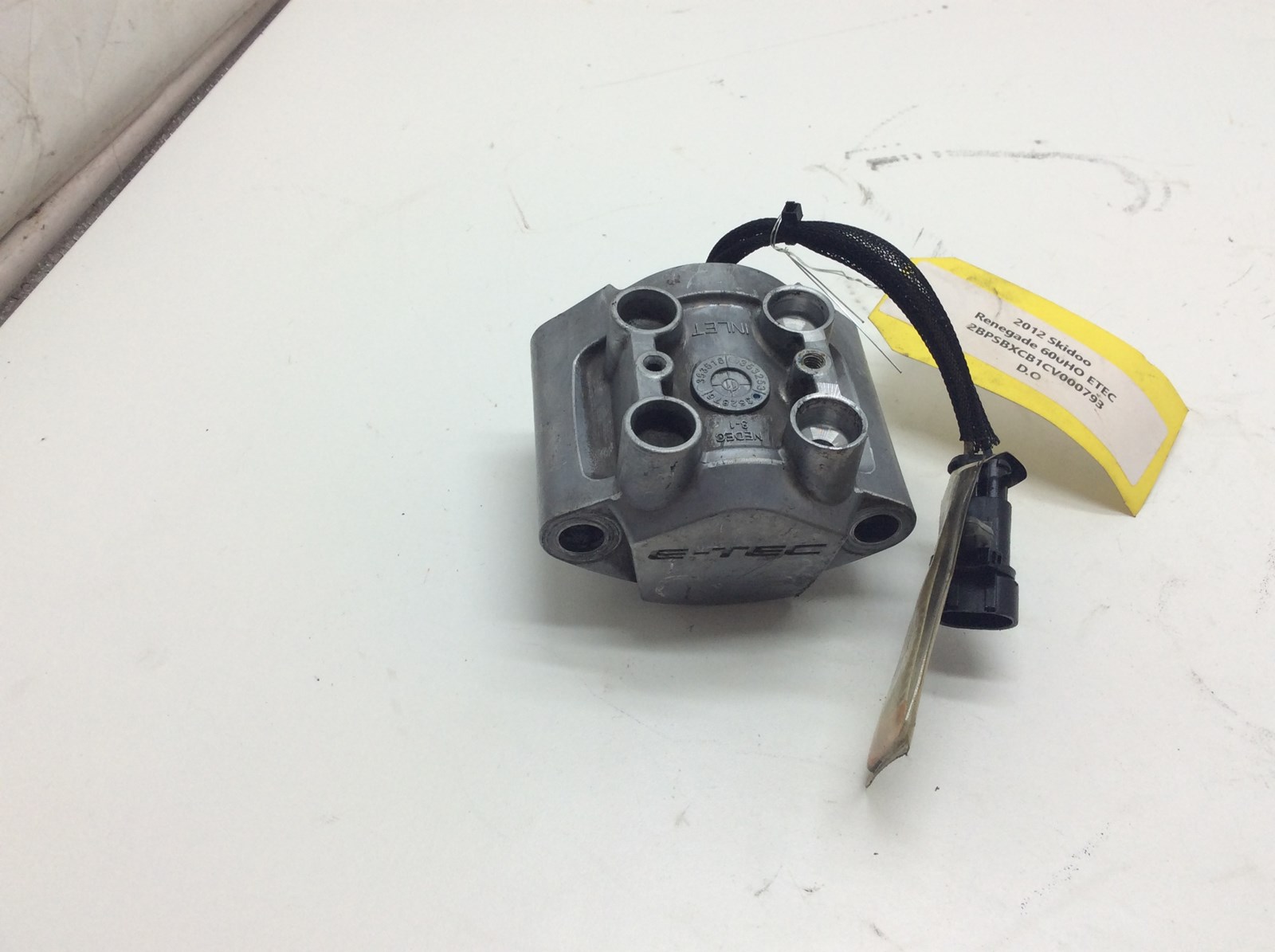 2010 Ski-Doo fuel injector assembly - superseded by 512060890 - Image 3