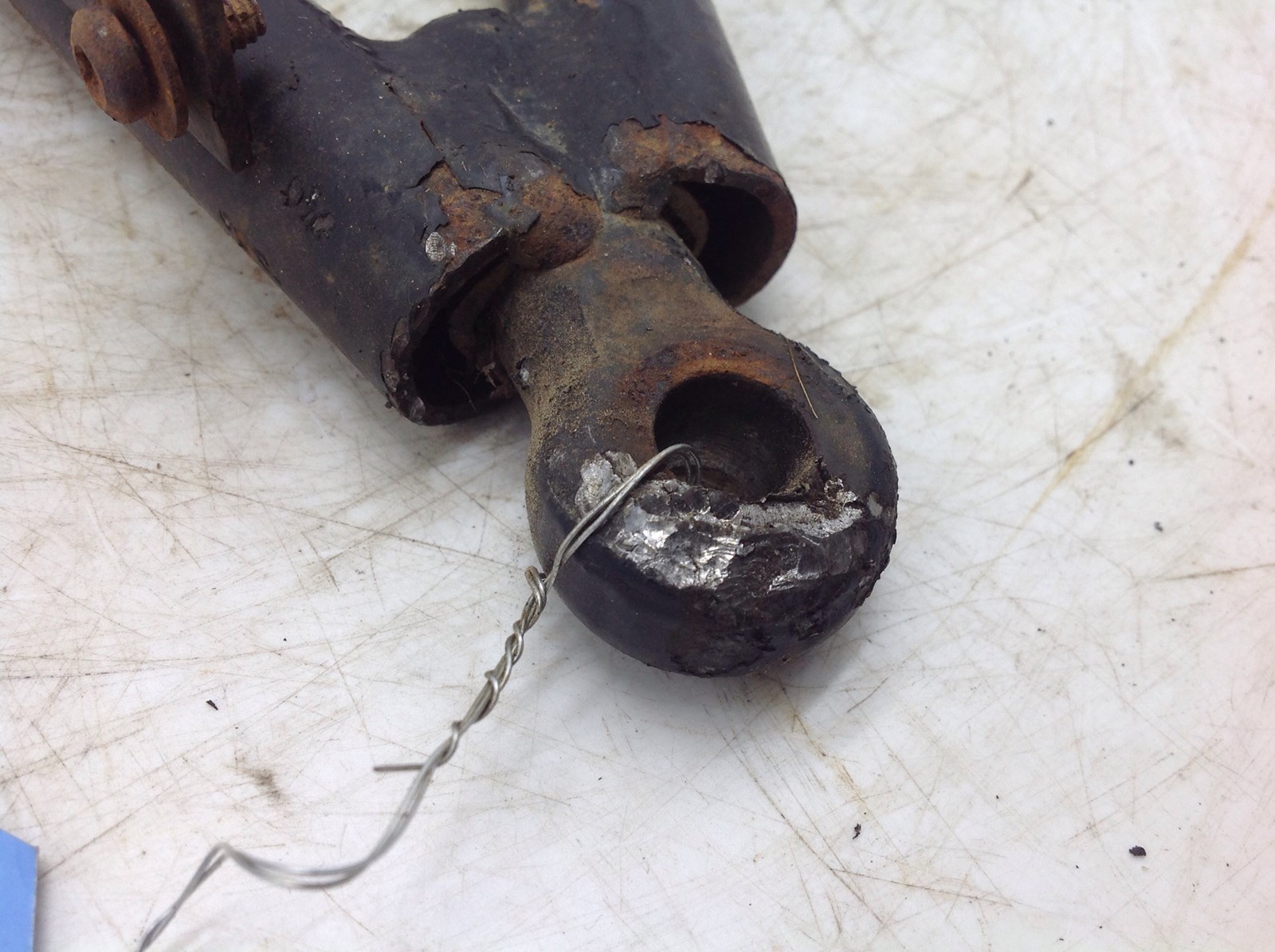 2000 Polaris Front left a arm - Image 4