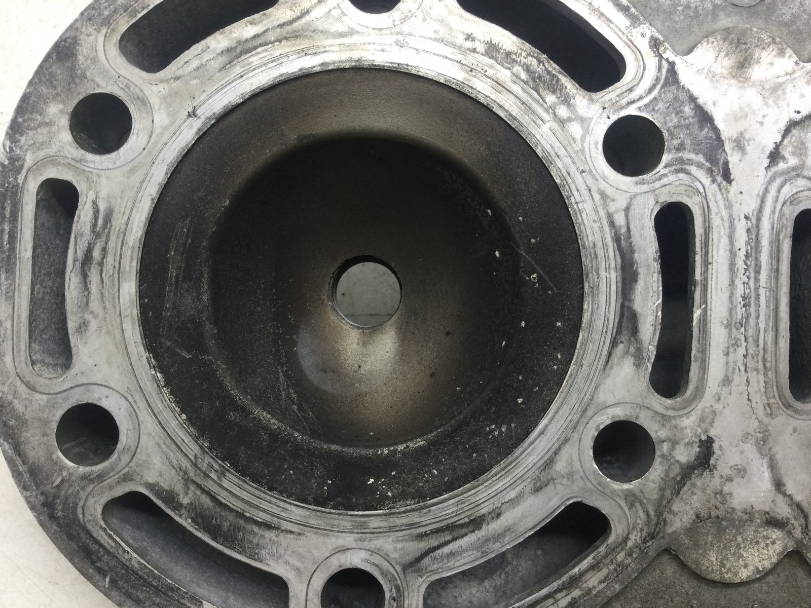 1997 Yamaha cylinder head - Image 4