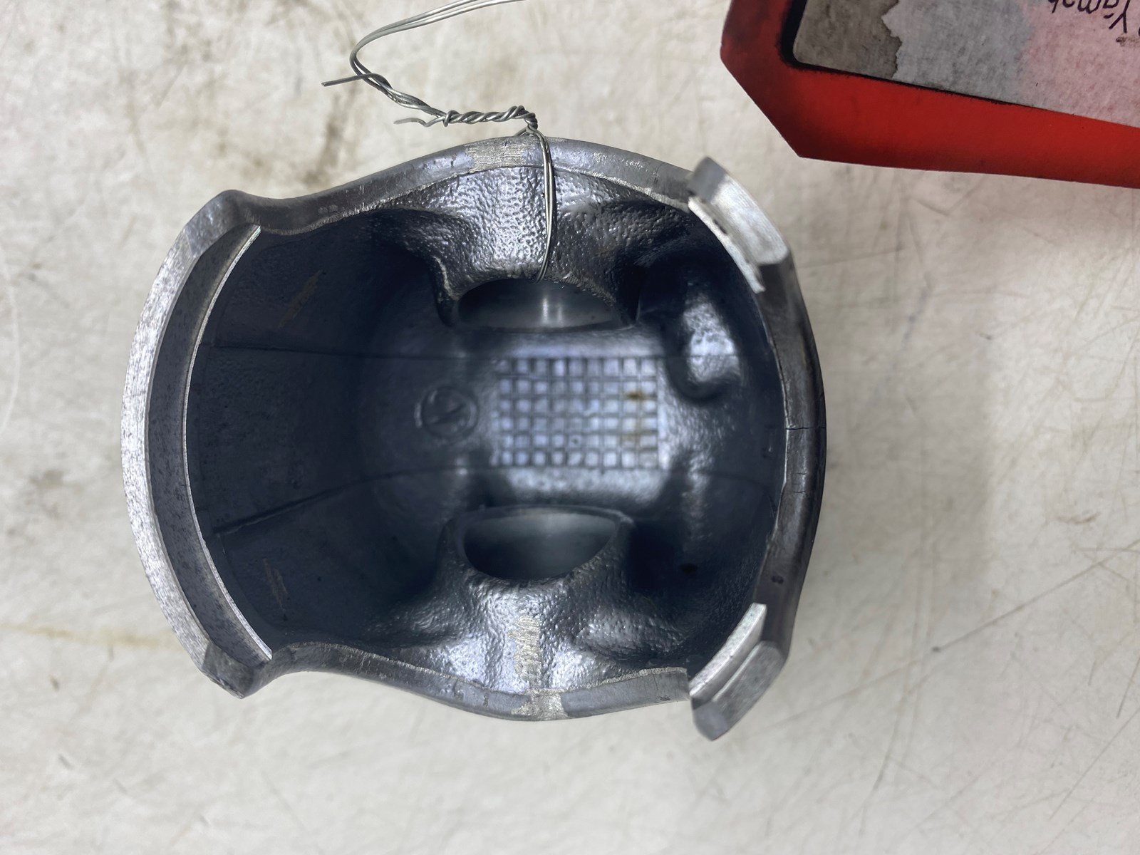 1998 Yamaha piston - Image 2