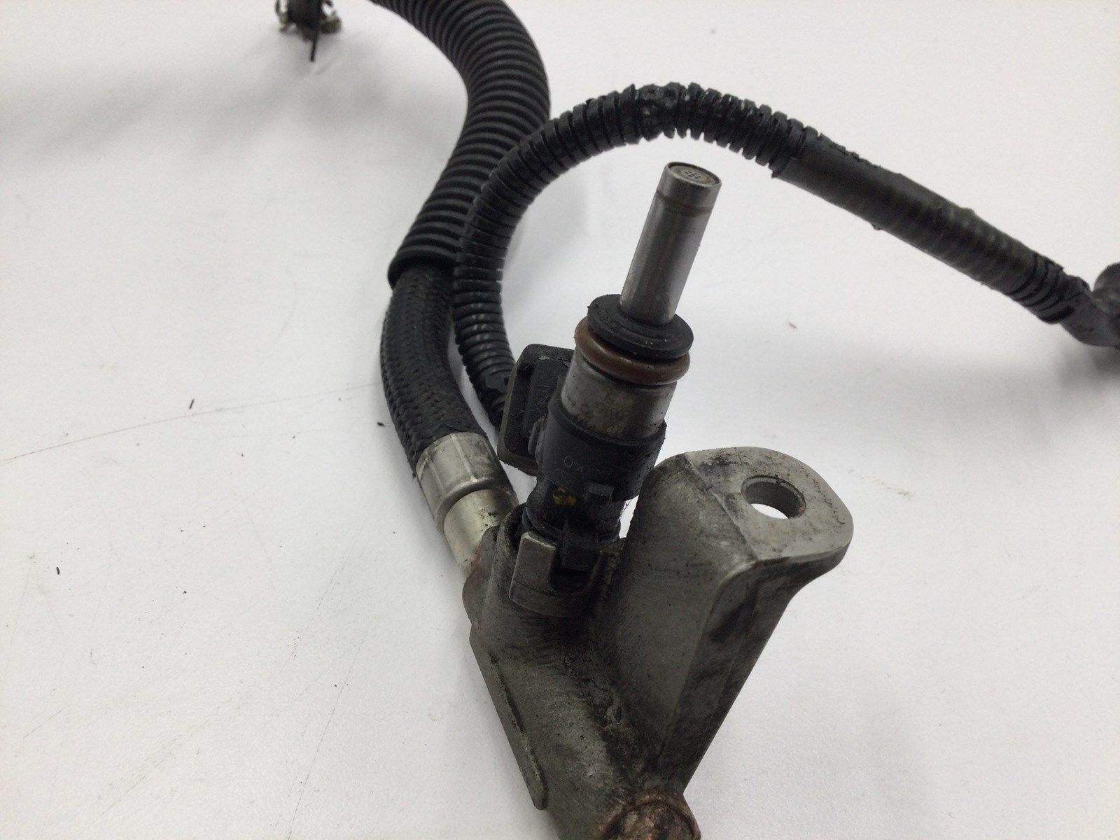 2005 Polaris fuel rail with injectors - Image 4