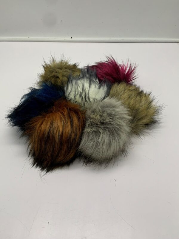REMOVABLE AND INTERCHANGEABLE POM-POM MULTI
