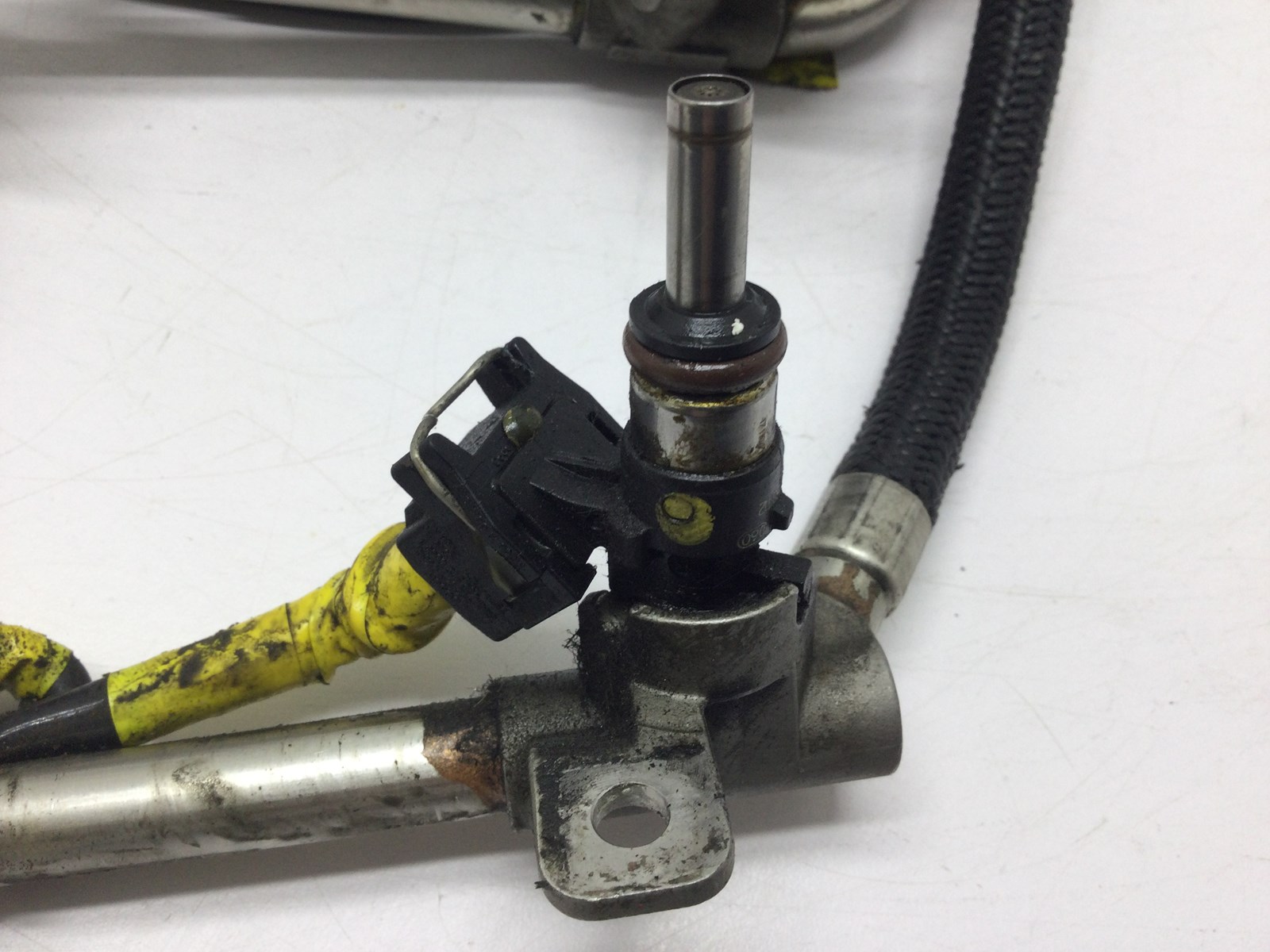 2010 Polaris Fuel Rail With Injectors - Image 4