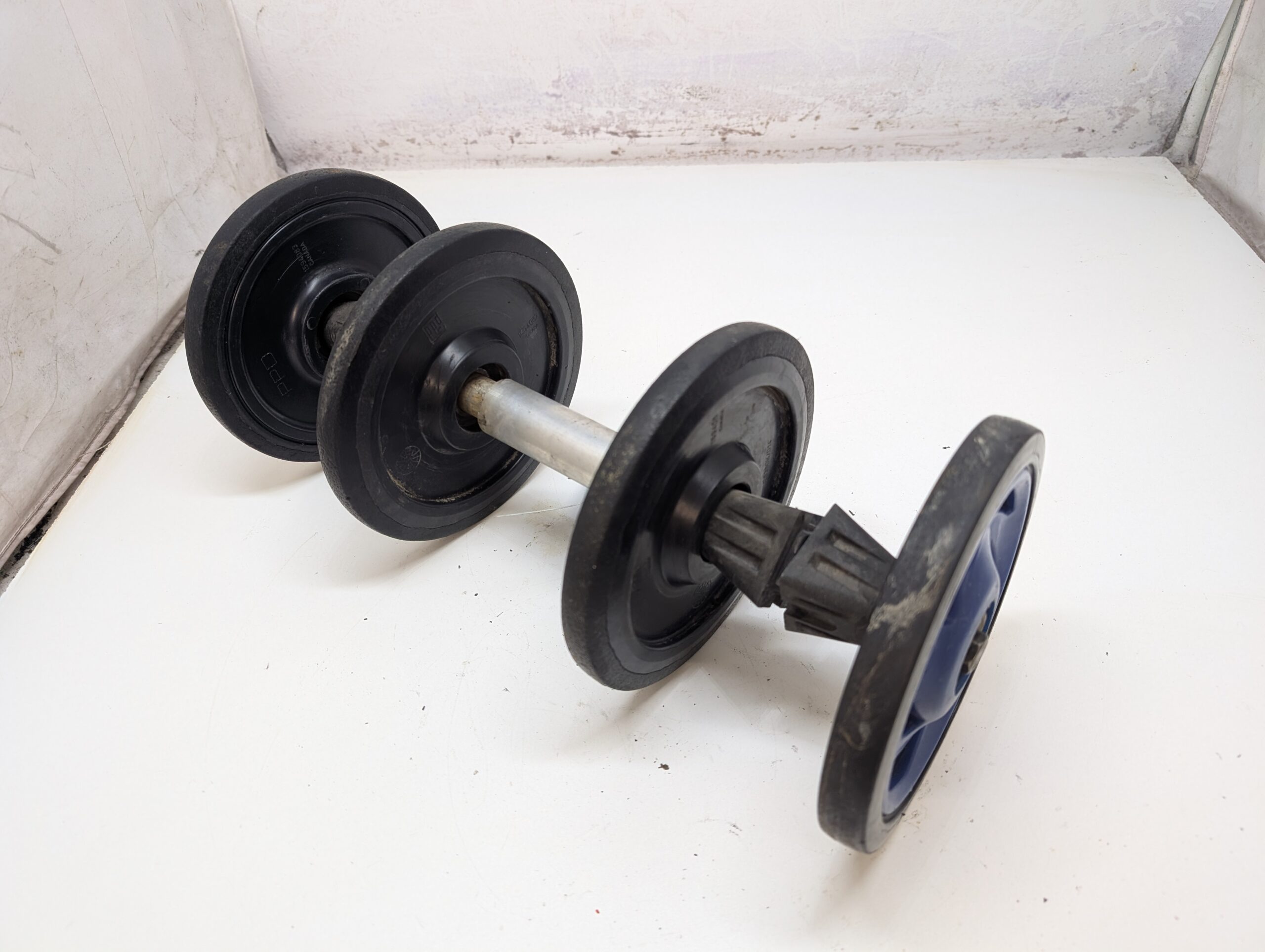 2000 Polaris rear axle w/blue wheels - Image 2