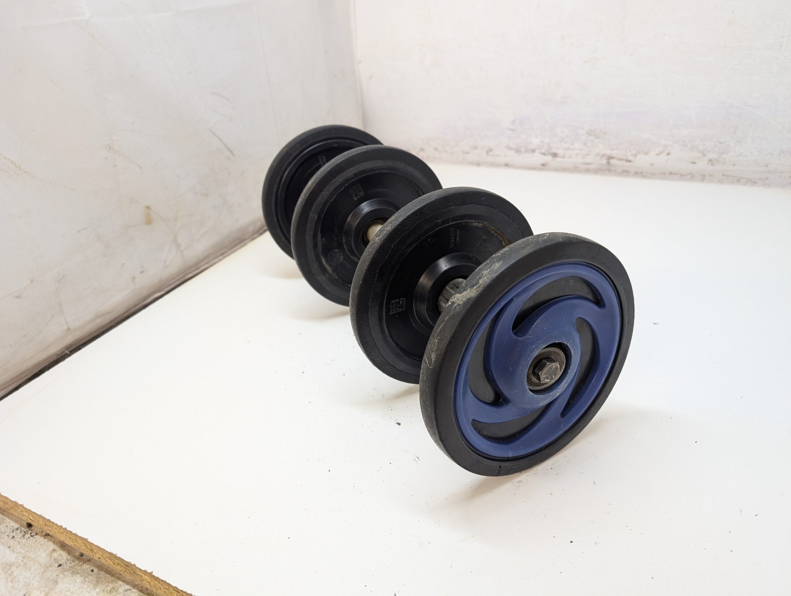 2000 Polaris rear axle w/blue wheels - Image 3