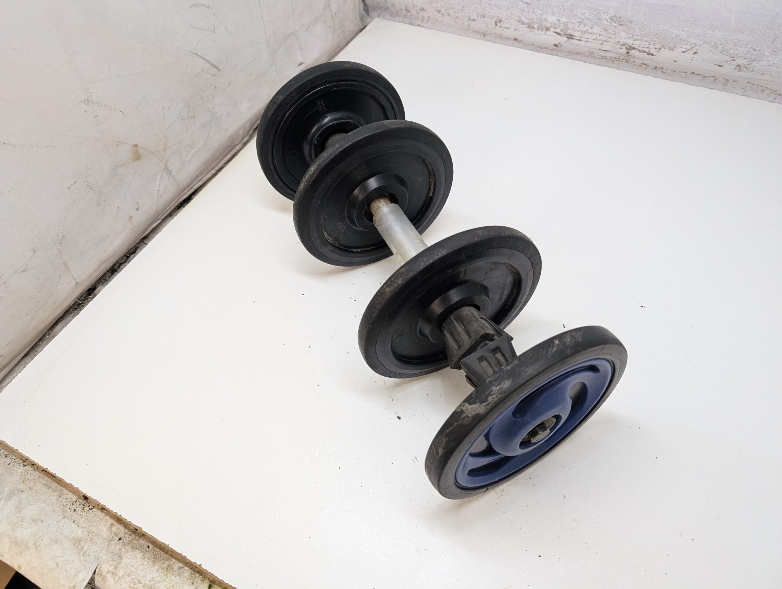 2000 Polaris rear axle w/blue wheels - Image 4