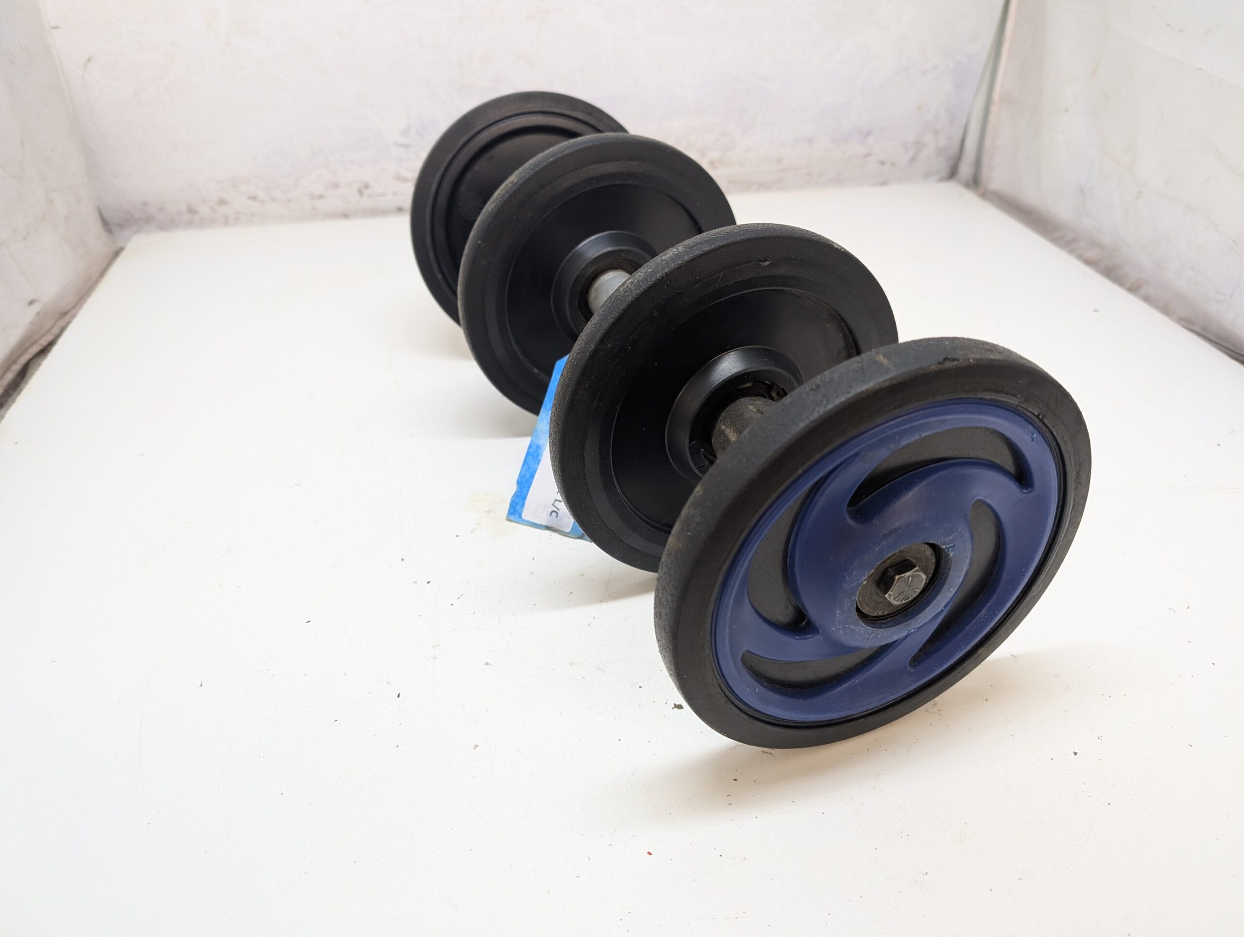 2000 Polaris rear axle w/blue wheels