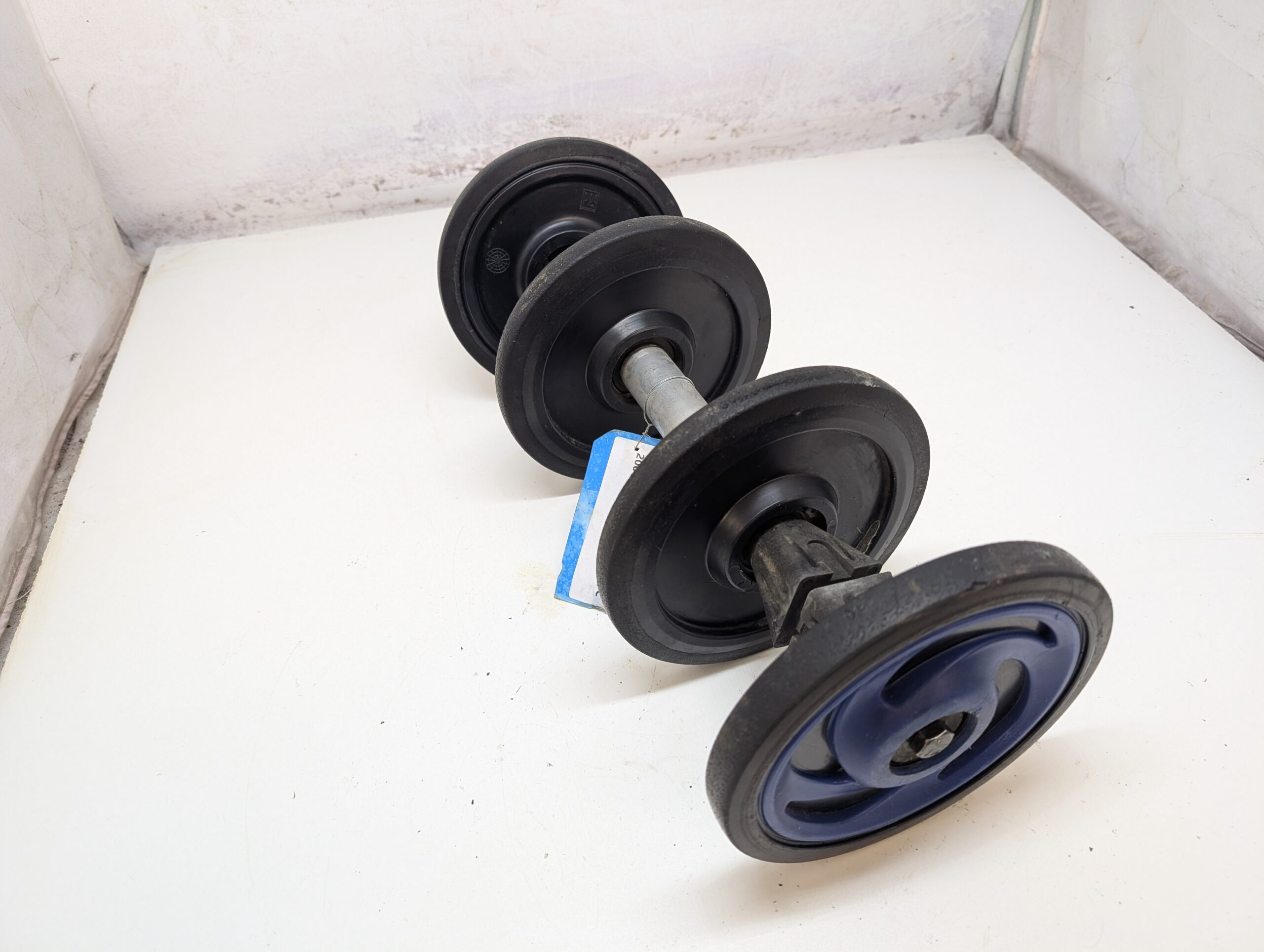 2000 Polaris rear axle w/blue wheels - Image 6