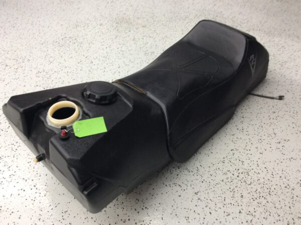 2004 Arctic Cat seat / gas tank assm. - Image 2