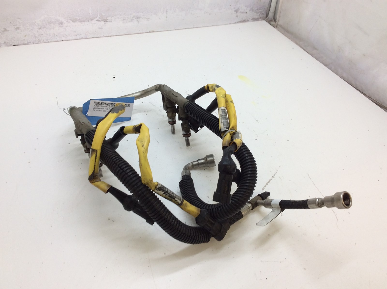 2006 Polaris fuel rail w/ 4 yellowinjectors - Image 2