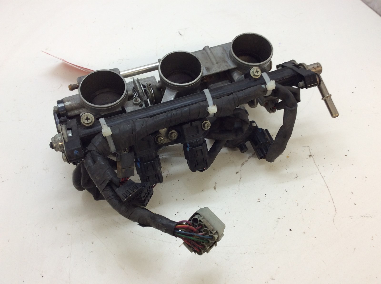 2016 Yamaha Throttle Body Injectors and Rail - Image 3