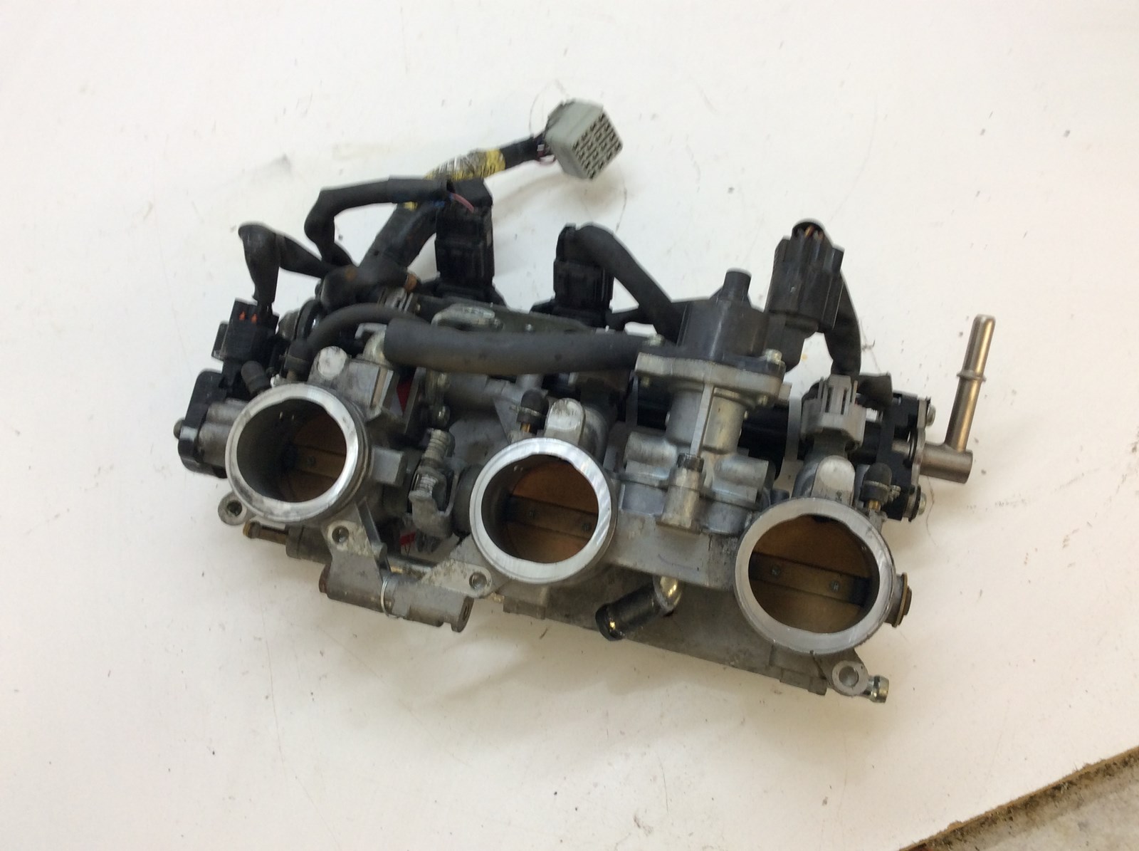 2016 Yamaha Throttle Body Injectors and Rail - Image 4