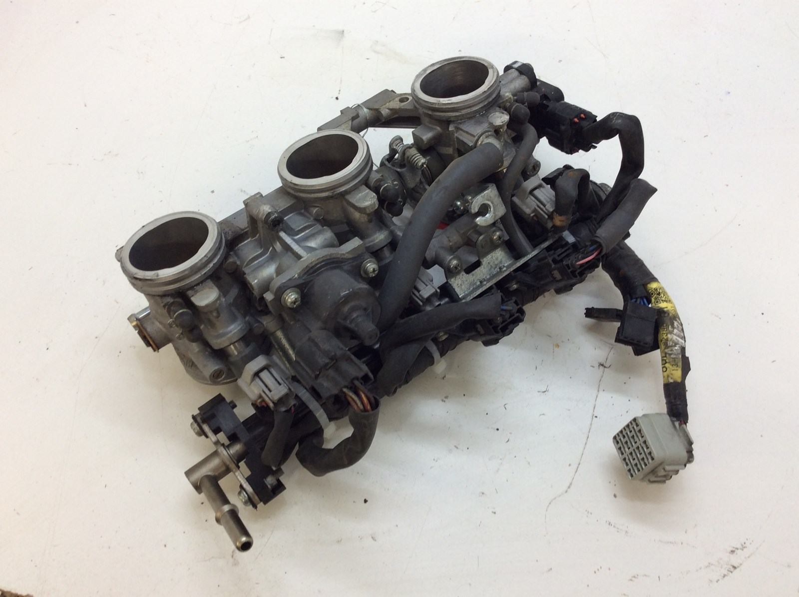 2016 Yamaha Throttle Body Injectors and Rail - Image 5