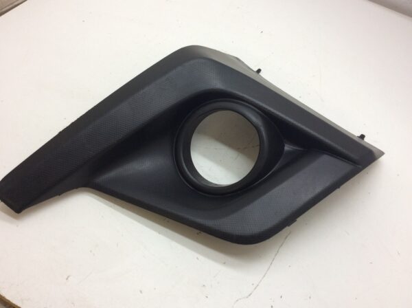 2018-2020 SUBARU CROSSTREK RIGHT PASSENGER BUMPER FOG LIGHT COVER BEZEL TRIM OEM