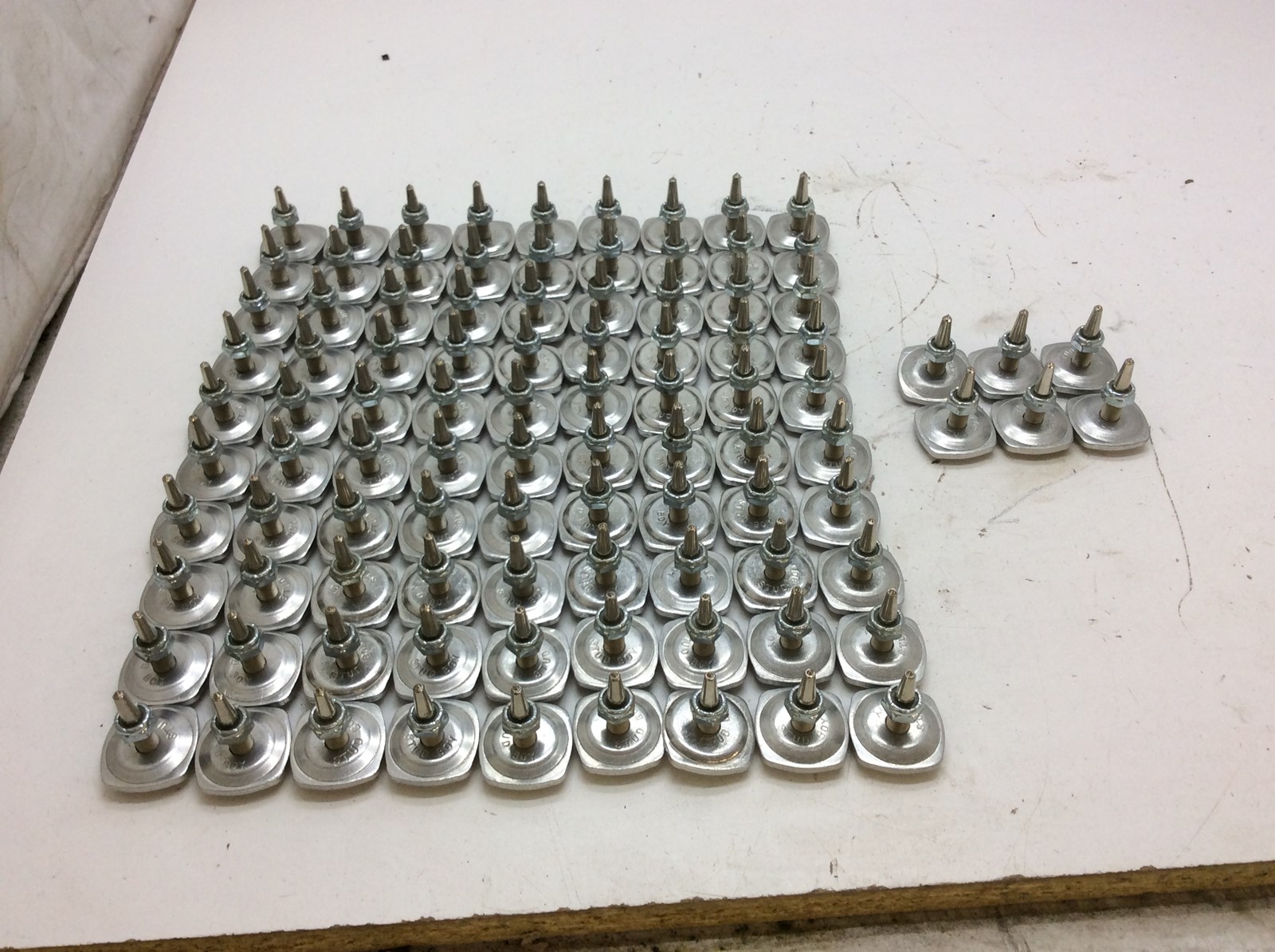 Rotein hornet studs 1175  96 pack with backers