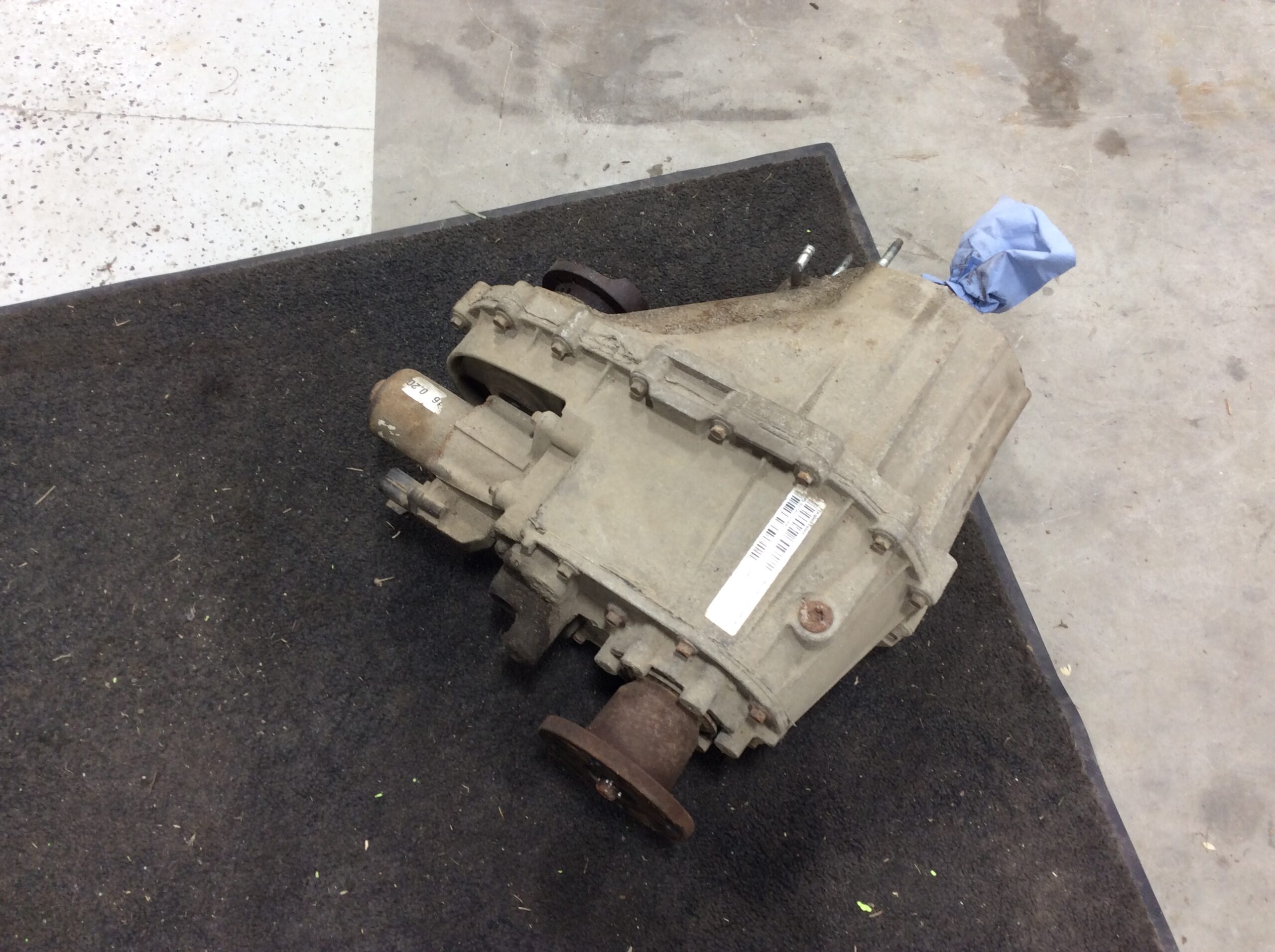 2008 Jeep Commander Transfer Case - Image 2