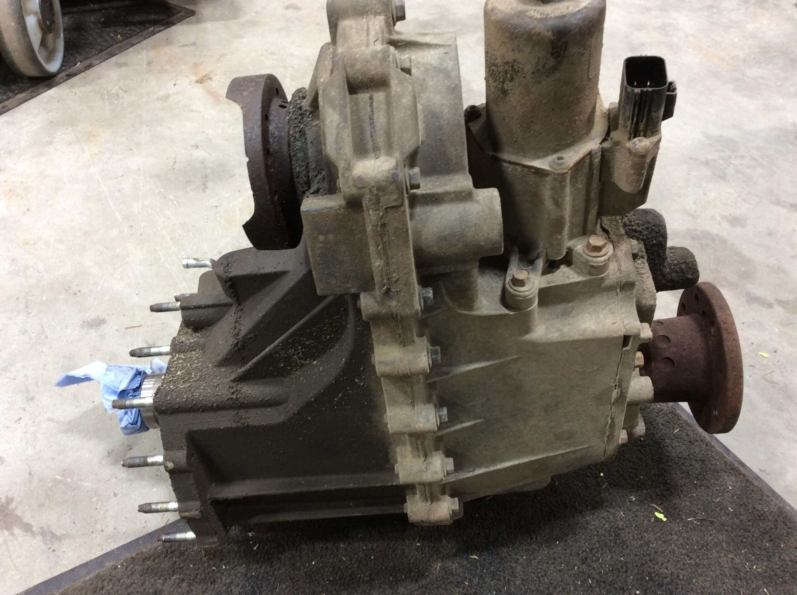 2008 Jeep Commander Transfer Case - Image 4